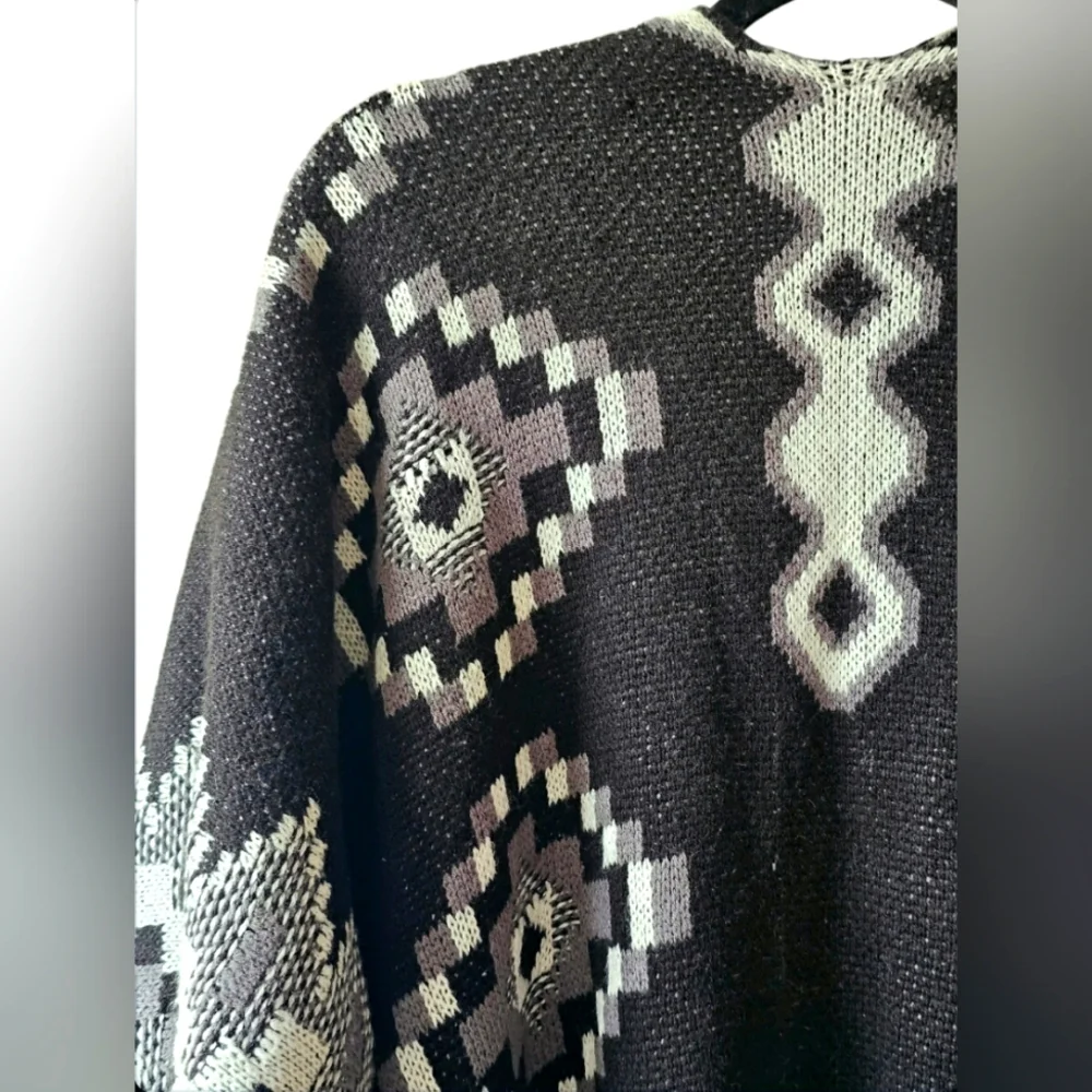 Cato Sweater Western Poncho Wrap Black & White Aztec Tribal Flowy & Warm O/S - Picture 5 of 6